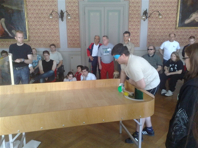 L'Olandese Sven, alla destra del tavolo, difende alacremente la propria porta, intercettando le micidiali pallinate dell'avversario fracese.